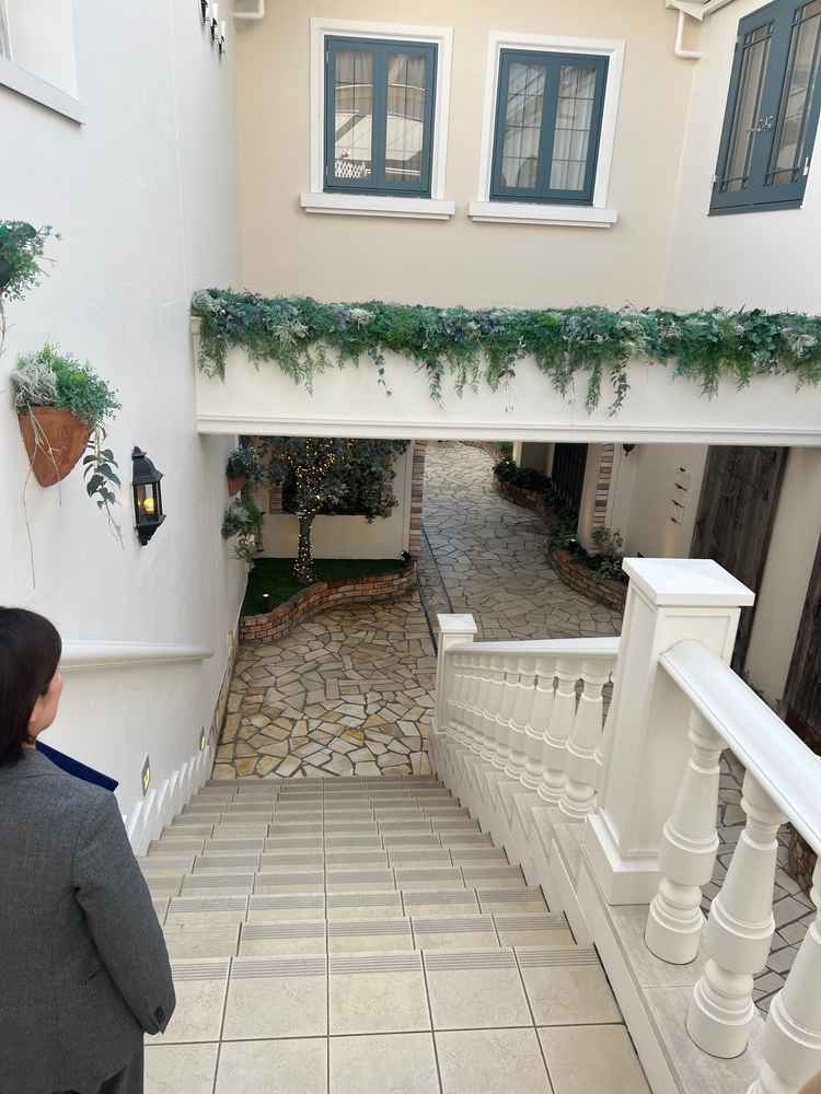 挙式後の移動中もヨーロッパの街並み風で気分を保てる。