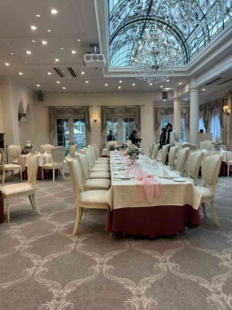 本館の披露宴会場です。大人数の場合は長テーブルになるようです。