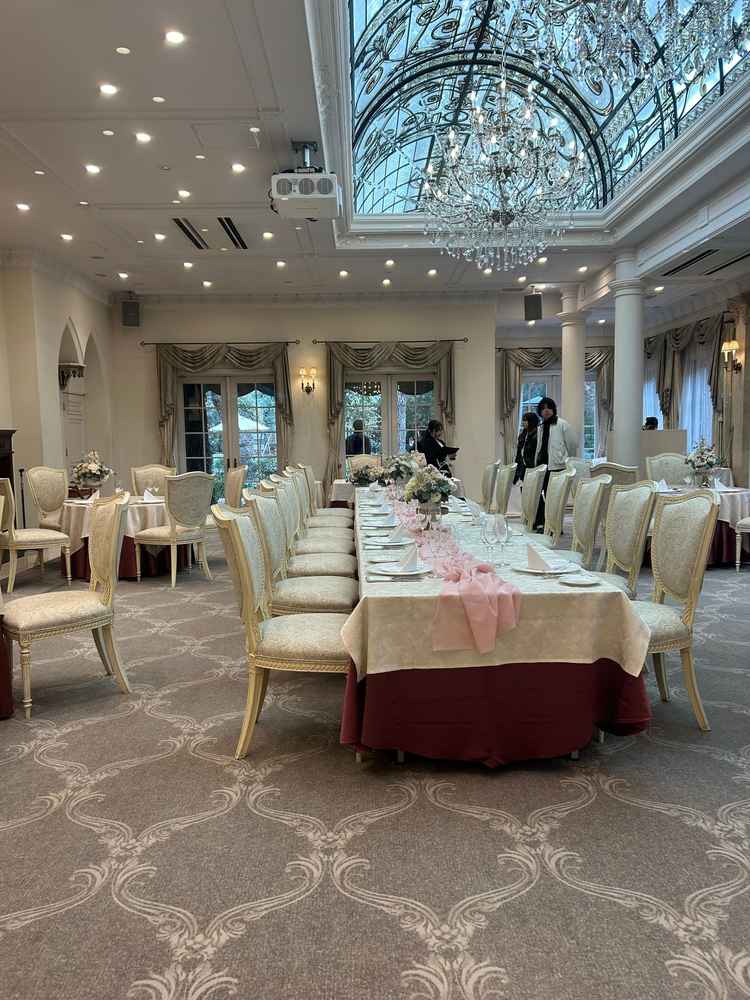 本館の披露宴会場です。大人数の場合は長テーブルになるようです。
