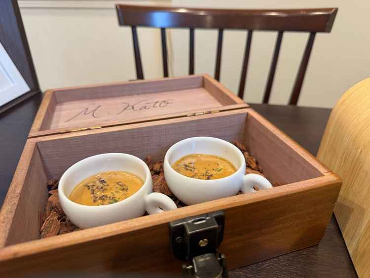 スープカテゴリの茶碗蒸しで、香りも楽しむためふたつきの箱にて提供。最高でした。