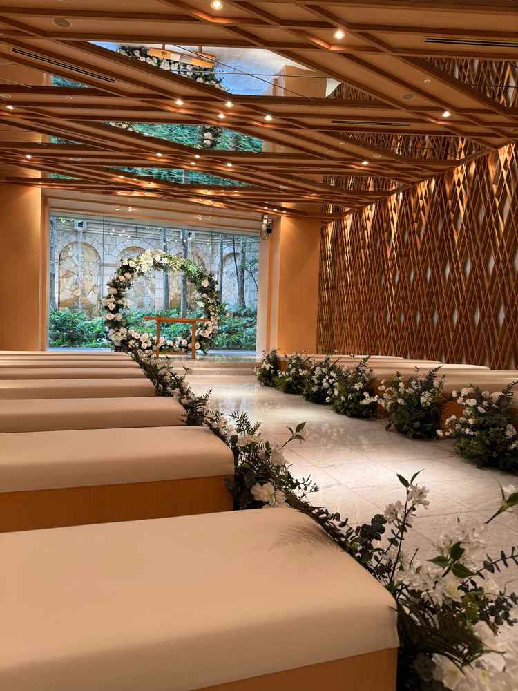 個性的なチャペルで、洋装和装とわずイメージできました。