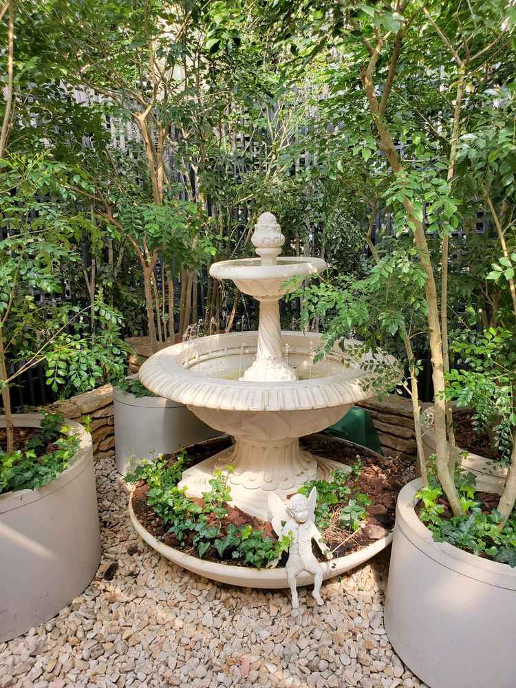 チャペルまでの道にある噴水