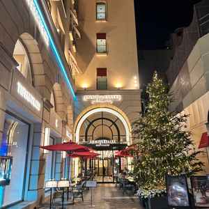 入り口は大通りに面していて、表参道Tiffany&Coの横にあり、わかりやすい。