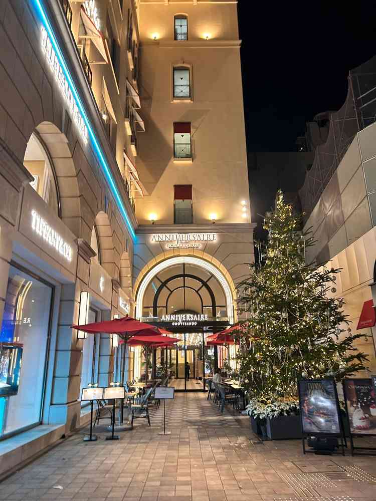 入り口は大通りに面していて、表参道Tiffany&Coの横にあり、わかりやすい。