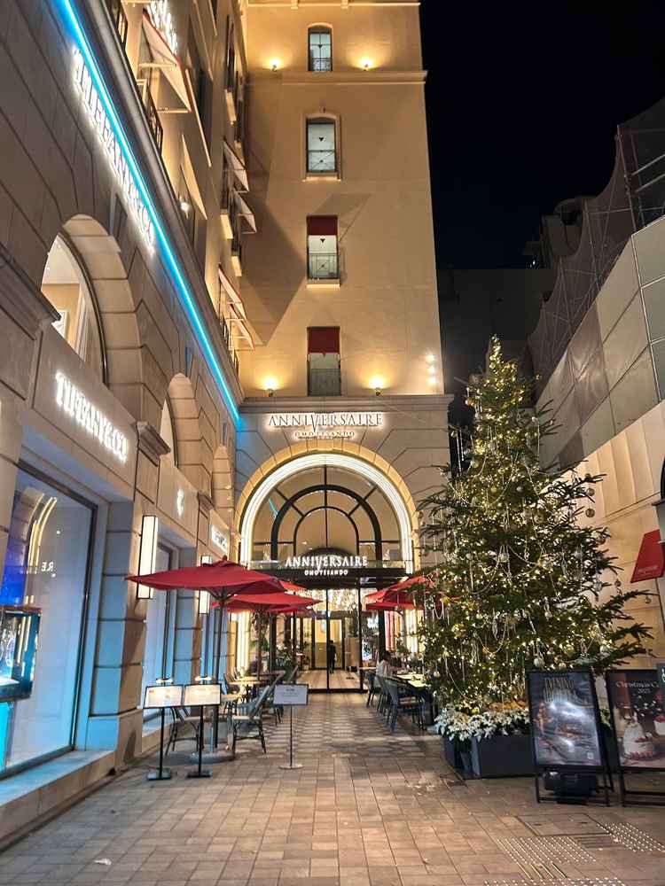 入り口は大通りに面していて、表参道Tiffany&Coの横にあり、わかりやすい。