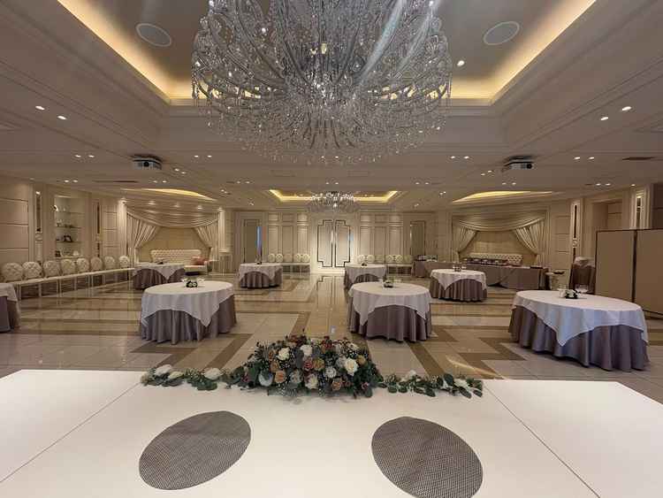 シャンデリアがとても豪華な雰囲気を出してくれ、会場もとても広かったです。