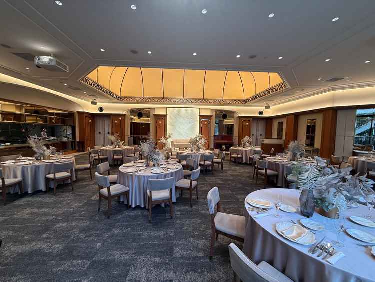 披露宴会場は洋装和装どちらも合いそうでした。