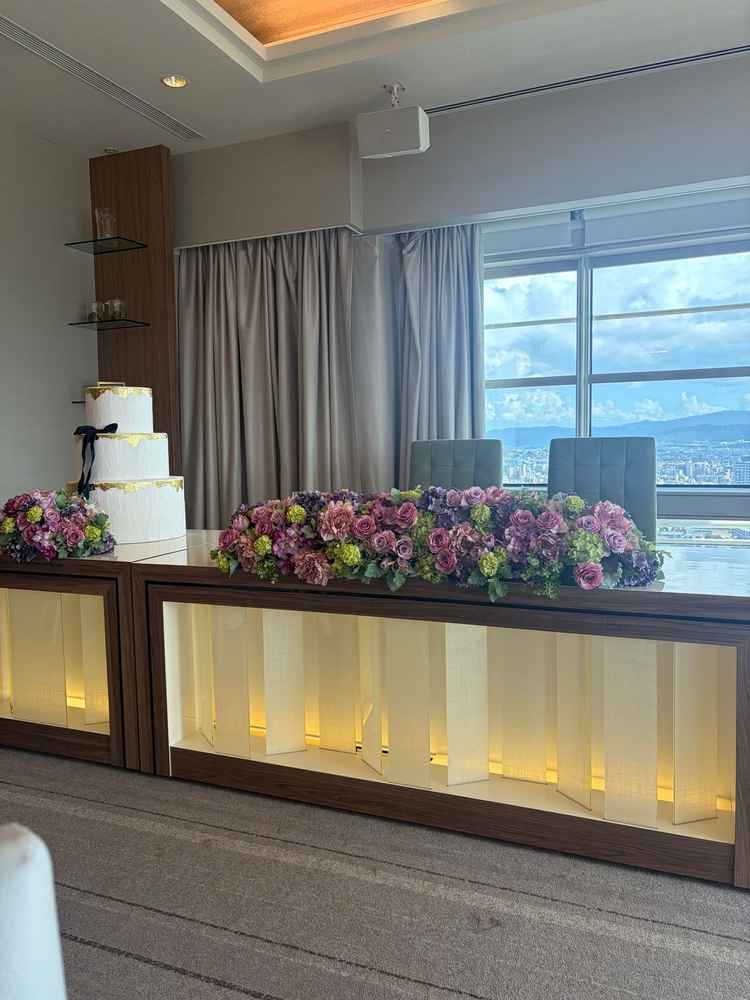 試食させていただいた会場の高砂のお花がとてもゴージャスで綺麗でした。