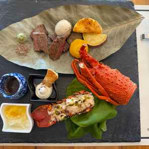 試食会で食材を確認。地物食材を使っていて魅力的。エビは臭みがなくふわふわで、ゲストにも喜ばれそう。