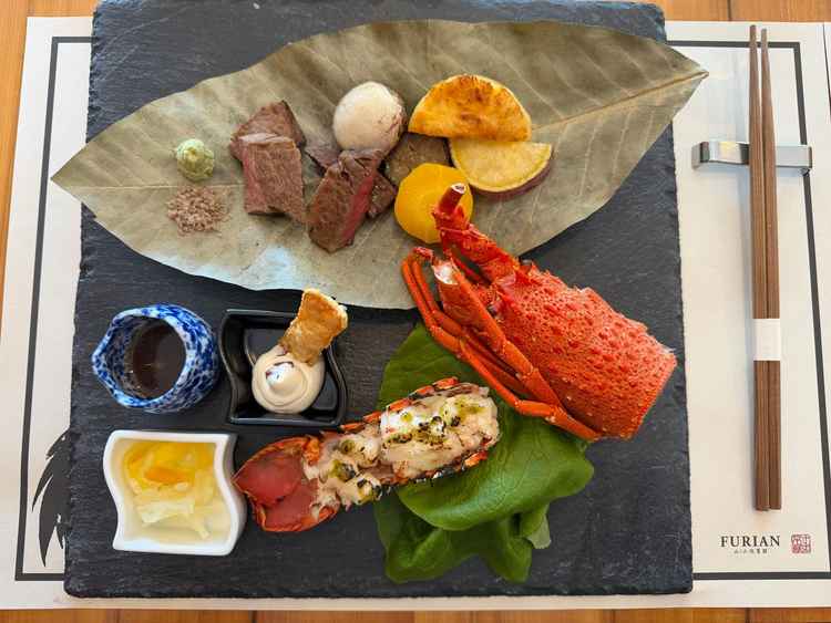 試食会で食材を確認。地物食材を使っていて魅力的。エビは臭みがなくふわふわで、ゲストにも喜ばれそう。