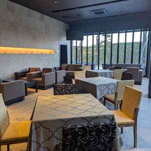 披露宴会場の待合室です。おしゃれな雰囲気で飲み物を飲みながら過ごすことができます。