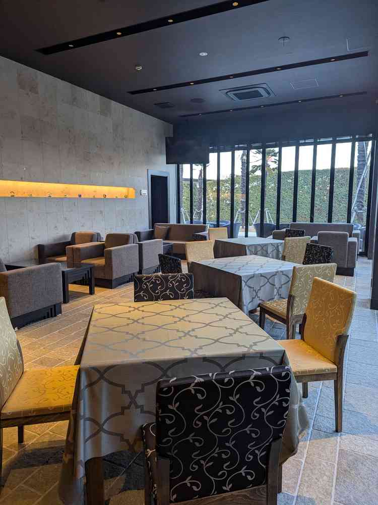 披露宴会場の待合室です。おしゃれな雰囲気で飲み物を飲みながら過ごすことができます。