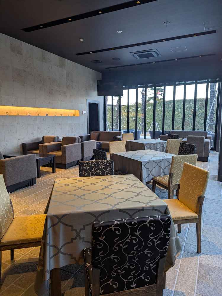 披露宴会場の待合室です。おしゃれな雰囲気で飲み物を飲みながら過ごすことができます。