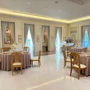 2つある邸宅のうちの1つ、ホワイトハウスの披露宴会場。白基調で豪華でした。