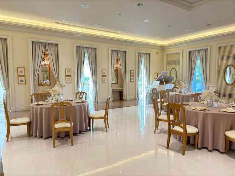 2つある邸宅のうちの1つ、ホワイトハウスの披露宴会場。白基調で豪華でした。