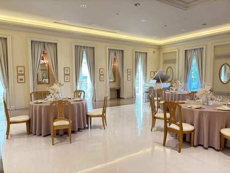 2つある邸宅のうちの1つ、ホワイトハウスの披露宴会場。白基調で豪華でした。