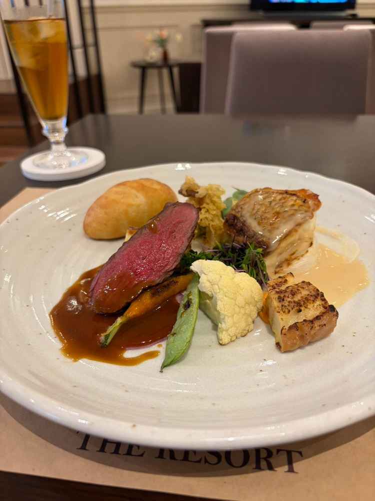コースの料理の一部を提供してくれ、鯛のポワレやお肉の味付けがおいしく、お箸でも食べれる点が素敵。