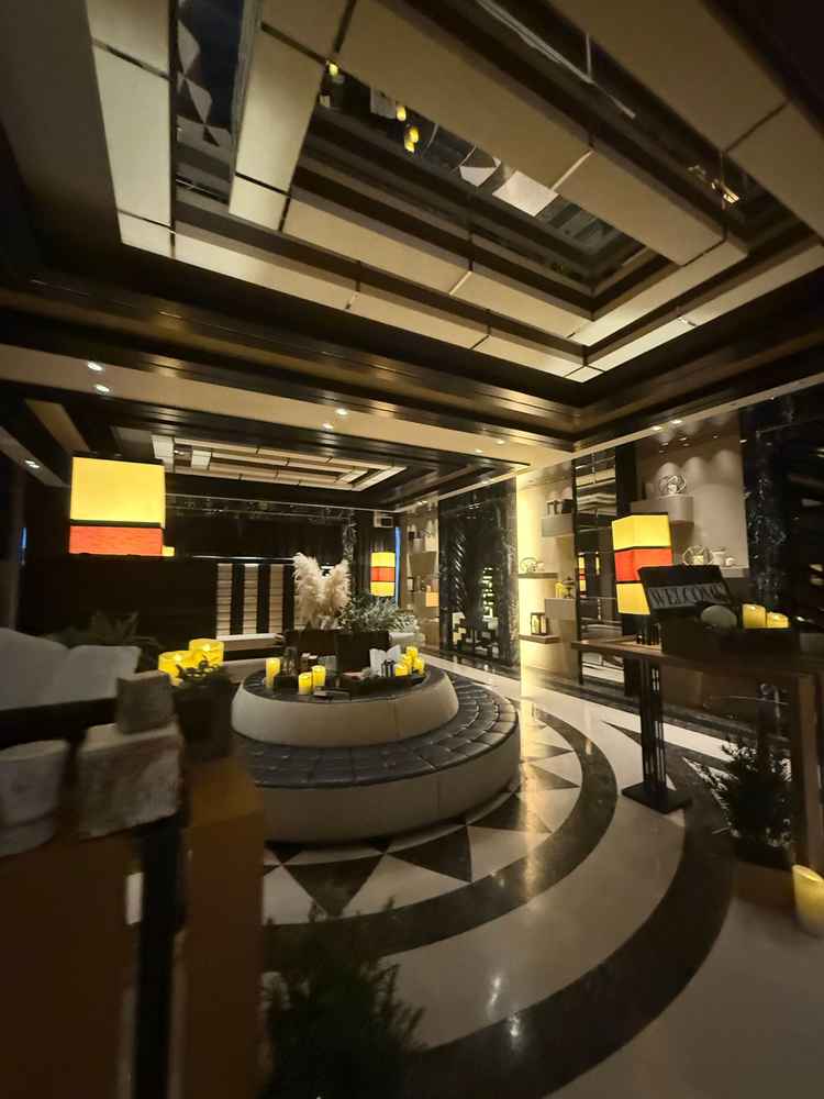 披露宴会場前のロビー。広々としており、おしゃれな印象。