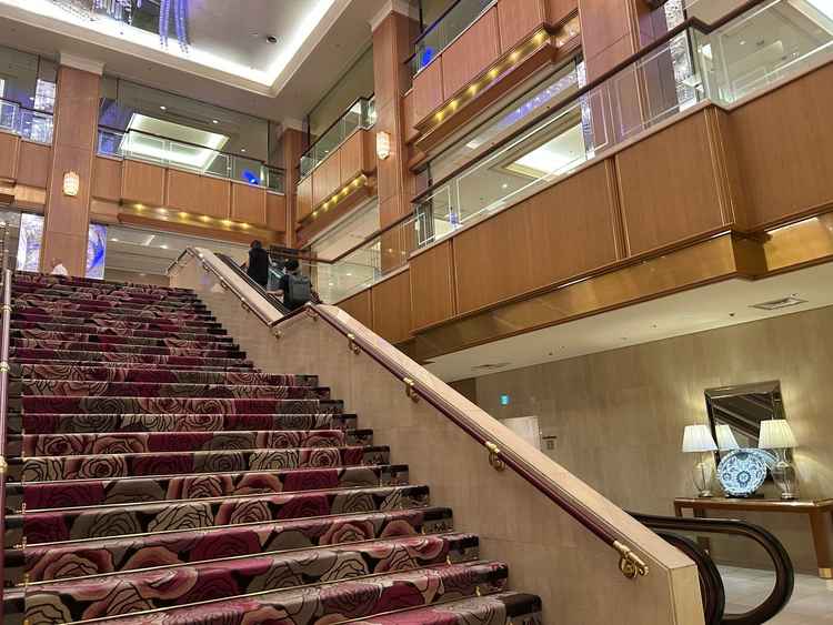 ロビーの大階段の写真。