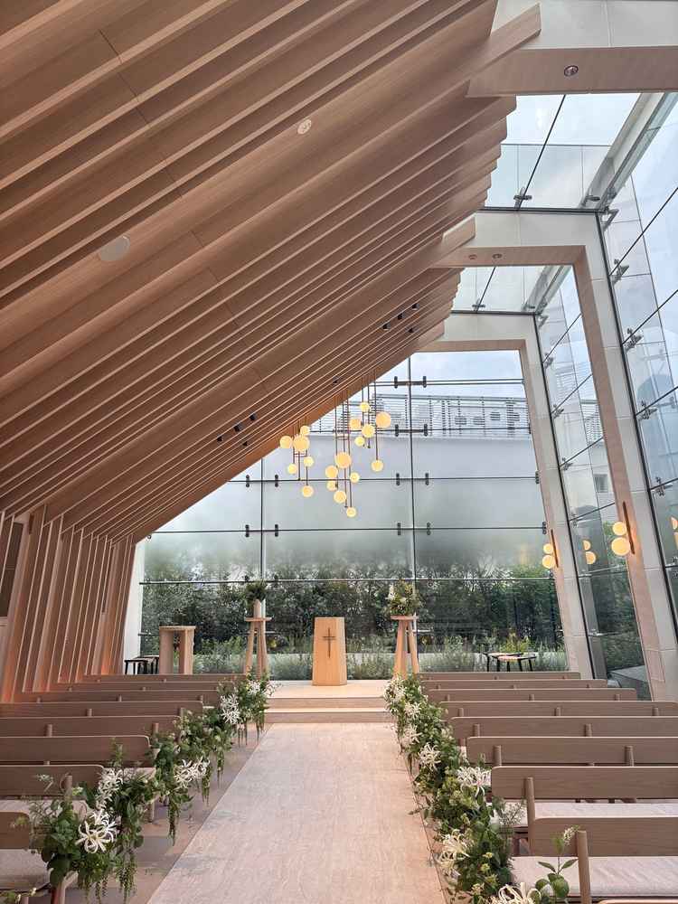 写真で見ていた通りの素敵なリニューアル後のチャペル。窓が多いが、他の建物も気になりませんでした。