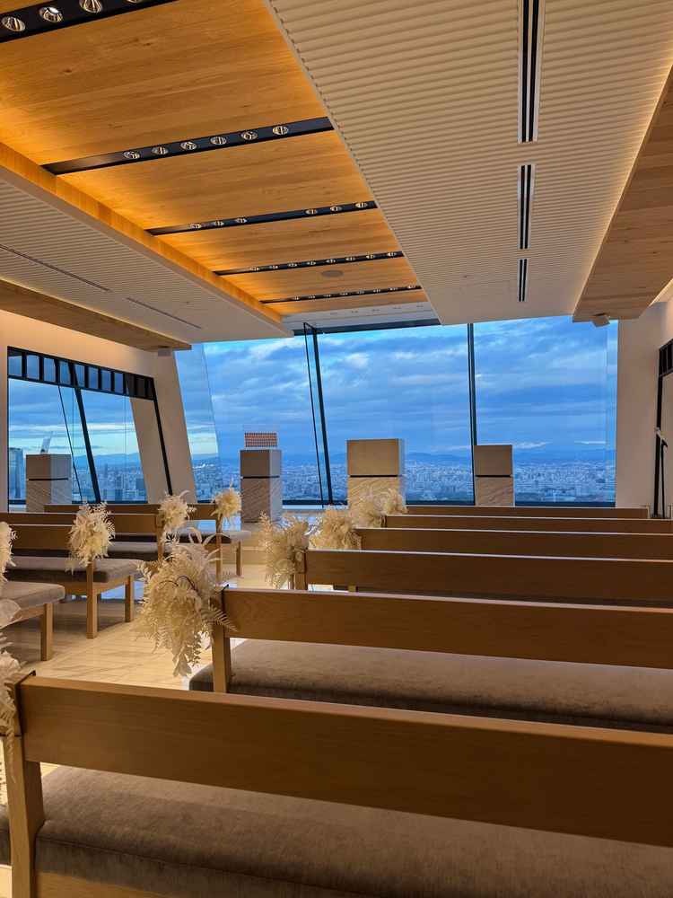 天空のチャペルの挙式会場。太陽の光が差し込んで明るい会場でした。