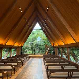 木の香りがする素敵なチャペルでした。ゲストが座ったときに緑が見られるよう低い窓になっていました。