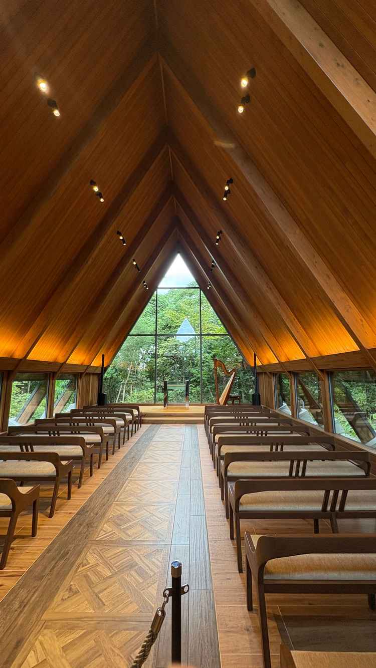 木の香りがする素敵なチャペルでした。ゲストが座ったときに緑が見られるよう低い窓になっていました。