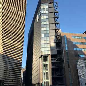 駅からすぐの外観写真。