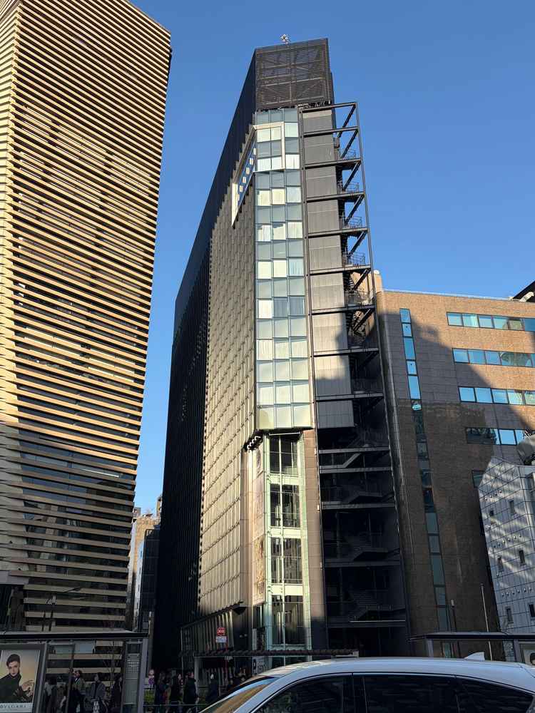 駅からすぐの外観写真。