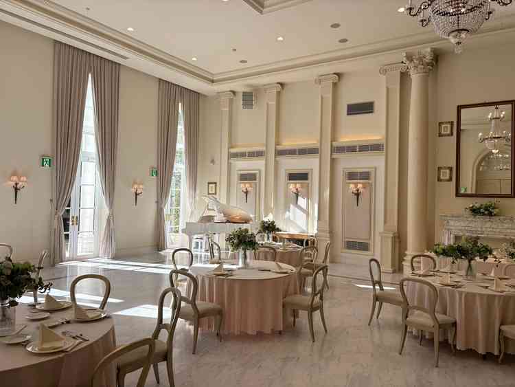 白を基調とした披露宴会場。とても可愛かったです。