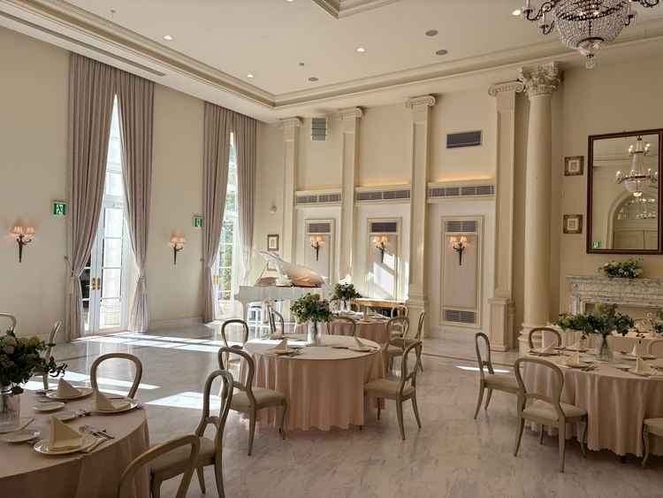 白を基調とした披露宴会場。とても可愛かったです。