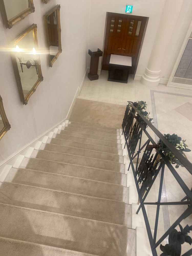 披露宴会場の階段がすてき