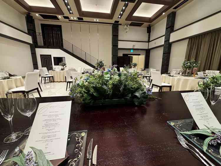 フラットな会場で、新郎新婦の目線が高過ぎず良かったです。