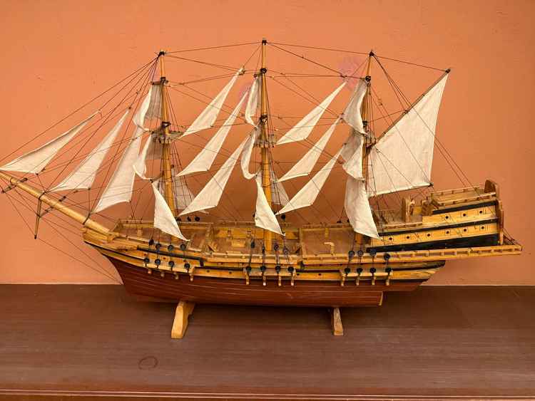 会場見学では、画像の船のような細かな装飾が世界観をより引き立てていました。