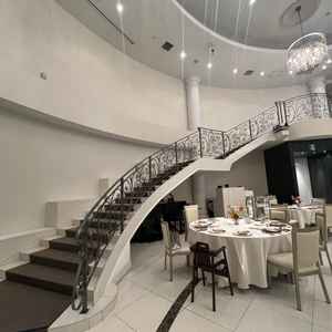 披露宴会場の写真です。入場の際に会場に長い階段があるので、演出として素敵だと感じました。