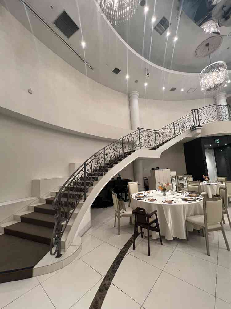 披露宴会場の写真です。入場の際に会場に長い階段があるので、演出として素敵だと感じました。