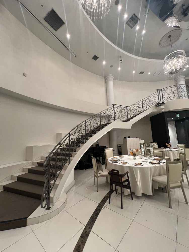 披露宴会場の写真です。入場の際に会場に長い階段があるので、演出として素敵だと感じました。