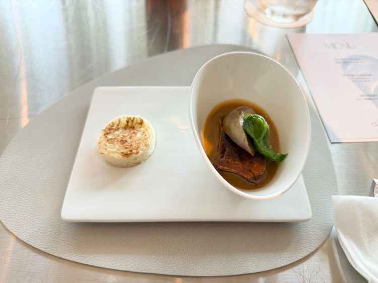 試食の料理。味噌のソースを使った舌馴染みのいい料理