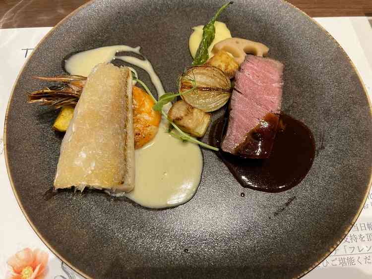 肉と魚のメイン料理。