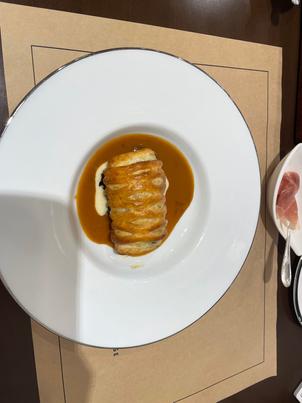 試食の白身魚と大葉と湯葉のパイ包みです。他のメインの牛肉やデザートも含めて全部美味しかったです。