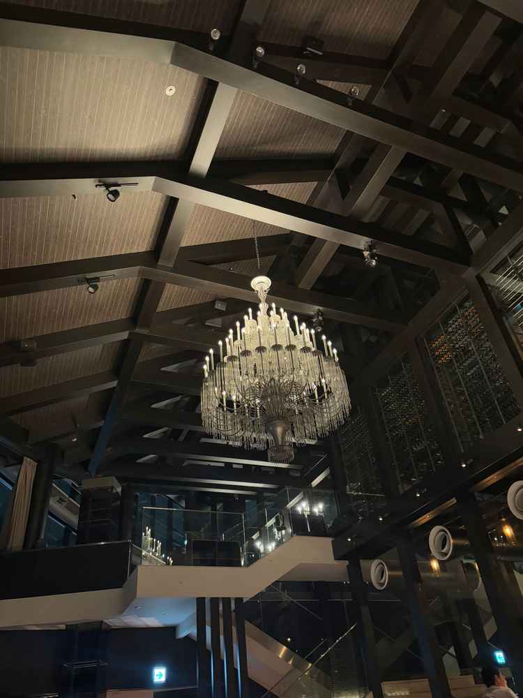 シャンデリアの奥に見える2階のスペースもドリンク提供等で使用できるそうです。とにかく景色が素晴らしい