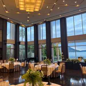 宴会場の写真です。収容人数も最大150人を超え、博多湾を望む圧倒的なロケーションが魅力的でした。