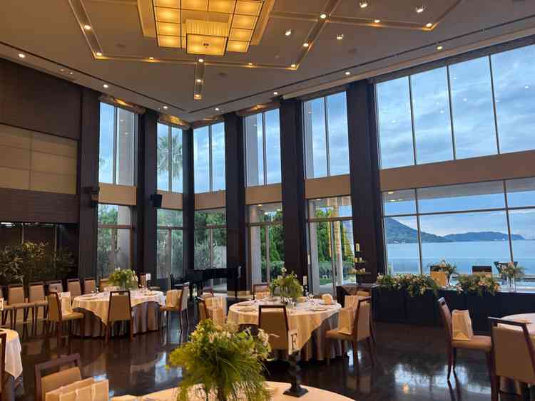 宴会場の写真です。収容人数も最大150人を超え、博多湾を望む圧倒的なロケーションが魅力的でした。