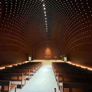チャペル天井が想像以上に高く、光の調光もバランスよく配置されていて、神秘的な雰囲気にマッチしました。