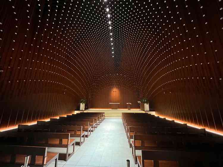 チャペル天井が想像以上に高く、光の調光もバランスよく配置されていて、神秘的な雰囲気にマッチしました。