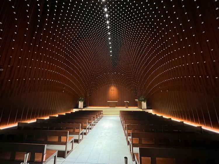 チャペル天井が想像以上に高く、光の調光もバランスよく配置されていて、神秘的な雰囲気にマッチしました。