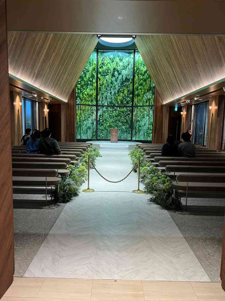 チャペルは思ってたより正面の緑がインパクトがあった。