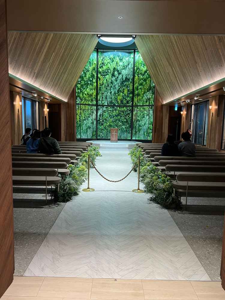 チャペルは思ってたより正面の緑がインパクトがあった。