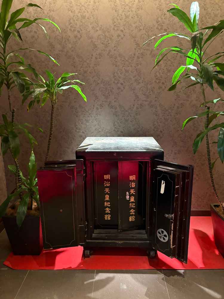 建築時からある金庫の展示