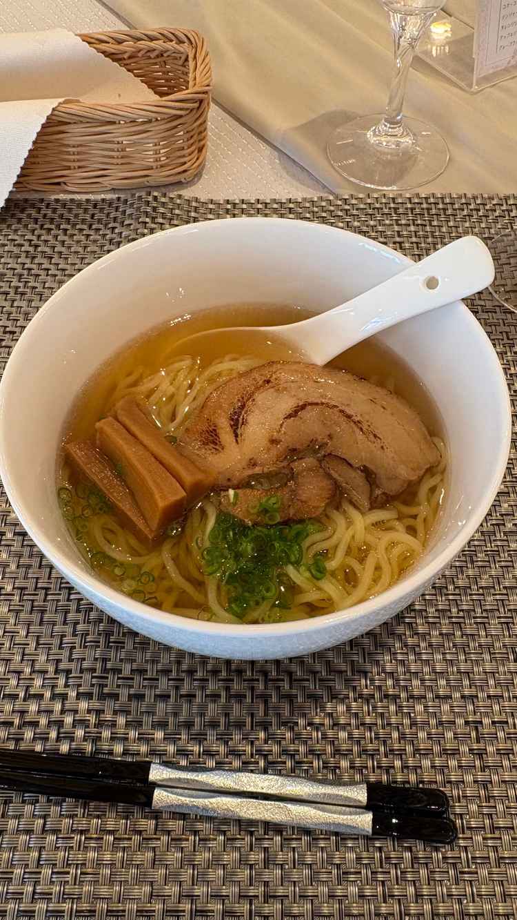 フルコースの後に、ラーメンが出てきた。アンケートの好きな食べ物欄を見て即興で作ってくださいました